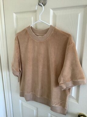 Pact Organic Cotton Velour Sweatshirt Tee. Camel colour.  Size medium
